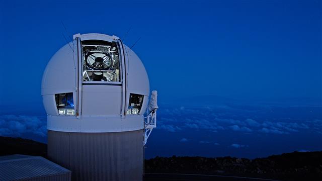 미국항공우주국(NASA)은 하와이주 마우이섬 남동부에 있는 할레아칼라산에 ‘팬스타스’라는 망원경 시스템을 설치해 2015년부터 지구에 접근하는 소행성을 실시간 추적 조사하고 있다. 하와이대 천문연구소 제공