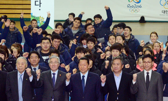 2016년 국가대표 훈련 개시식에 참석한 국가대표 선수들과 지도자들이 14일 서울 노원구 태릉선수촌 오륜관에서 오는 8월 개막하는 리우데자네이루올림픽에서의 선전을 다짐하는 파이팅을 외치고 있다. 정연호 기자 tpgod@seoul.co.kr
