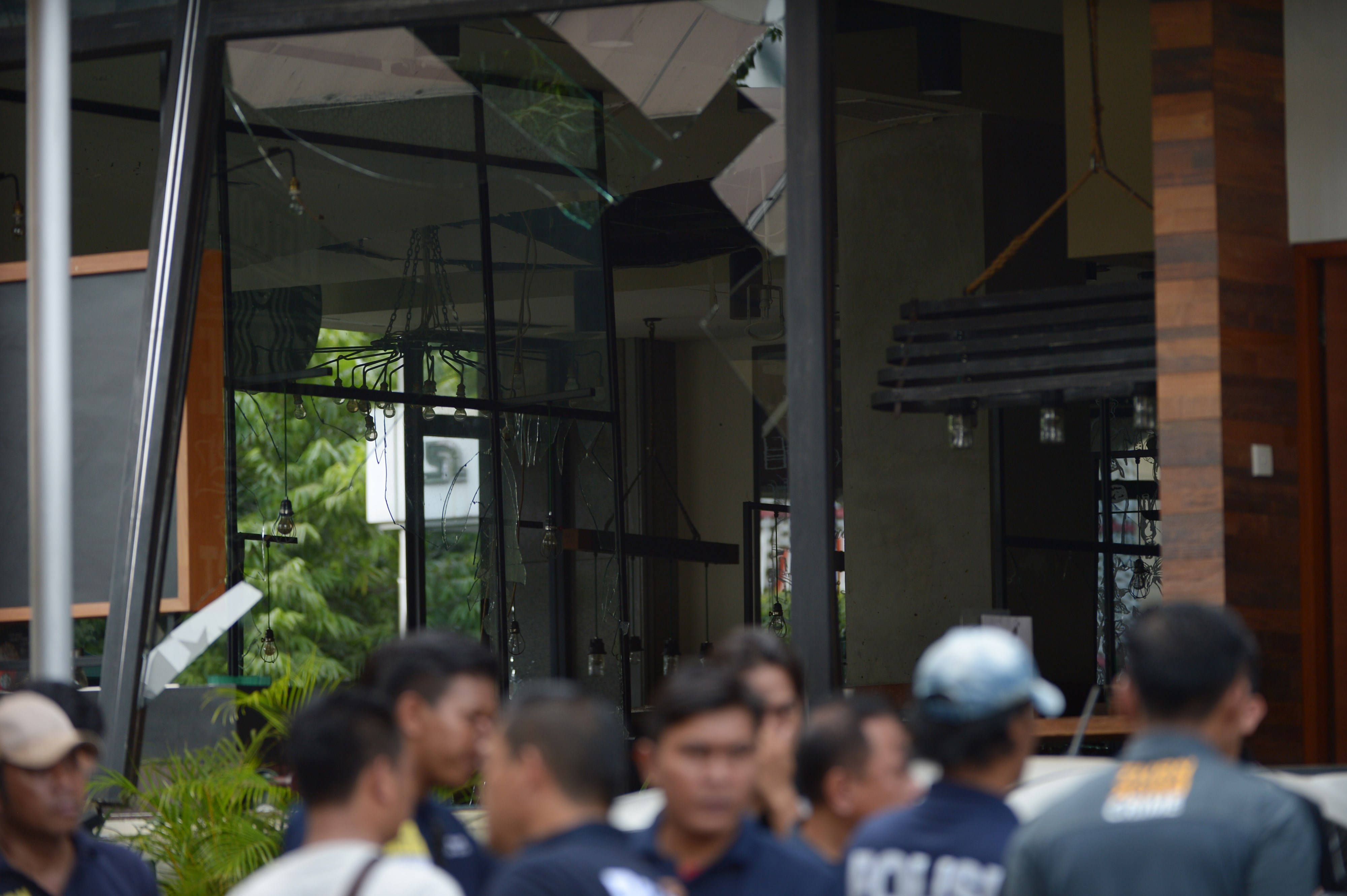 인도네시아 스타벅스에서 총격 테러가 일어난 후 경찰들이 출동해 있다. ⓒAFPBBNews=News1
