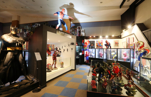 최근 키덜트(Kidult) 문화가 인기다. 토이키노는 세계 각국의 장난감과 피규어 등 캐릭터 수만 점을 만날 수 있는 국내 최대 규모의 장난감 박물관이다. 전국에서 순회전시를 열다 2015년 3월 정동 경향아트힐 2층에 둥지를 틀었다. 연합뉴스