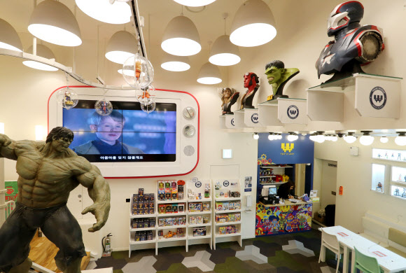 최근 키덜트(Kidult) 문화가 인기다. 유년 시절 즐기던 장난감과 만화를 다시 찾아 즐기는 성인이 점점 많아지고 있다. 서울 청담동에 6개 층으로 지어진 피규어뮤지엄W는 피규어와 장난감을 테마로 테마파크의 기능을 접목시킨 새로운 개념의 뮤지엄이다. 영화 ‘다크나이트 라이즈’ 촬영에 실제 쓰인 자동차 모형, ‘터미네이터’에 출연한 아널드 슈워제네거가 실제로 입었던 가죽의상, 리샤오룽 타계 40주년 기념 특별 피규어 등 진귀한 수집품으로 가득하다. 연합뉴스