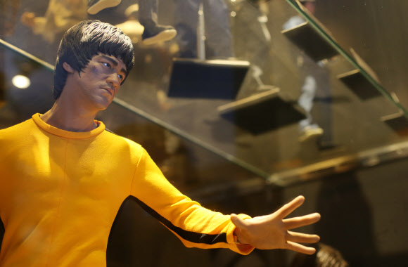 최근 키덜트(Kidult) 문화가 인기다. 유년 시절 즐기던 장난감과 만화를 다시 찾아 즐기는 성인이 점점 많아지고 있다. 서울 청담동에 6개 층으로 지어진 피규어뮤지엄W는 피규어와 장난감을 테마로 테마파크의 기능을 접목시킨 새로운 개념의 뮤지엄이다. 영화 ‘다크나이트 라이즈’ 촬영에 실제 쓰인 자동차 모형, ‘터미네이터’에 출연한 아널드 슈워제네거가 실제로 입었던 가죽의상, 리샤오룽 타계 40주년 기념 특별 피규어 등 진귀한 수집품으로 가득하다.  연합뉴스