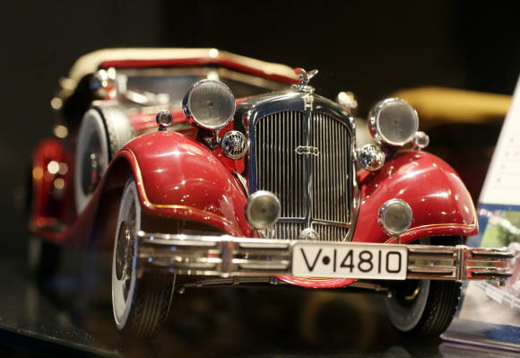 최근 키덜트(Kidult) 문화가 인기다. 유년 시절 즐기던 장난감과 만화를 다시 찾아 즐기는 성인이 점점 많아지고 있다. 서울 청담동에 6개 층으로 지어진 피규어뮤지엄W는 피규어와 장난감을 테마로 테마파크의 기능을 접목시킨 새로운 개념의 뮤지엄이다. 영화 ‘다크나이트 라이즈’ 촬영에 실제 쓰인 자동차 모형, ‘터미네이터’에 출연한 아널드 슈워제네거가 실제로 입었던 가죽의상, 리샤오룽 타계 40주년 기념 특별 피규어 등 진귀한 수집품으로 가득하다. 연합뉴스