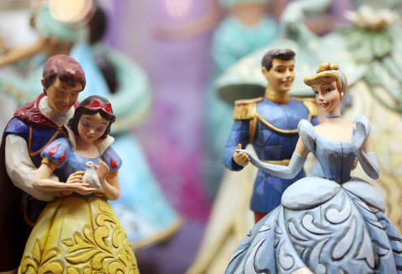 최근 키덜트(Kidult) 문화가 인기다. 토이키노는 세계 각국의 장난감과 피규어 등 캐릭터 수만 점을 만날 수 있는 국내 최대 규모의 장난감 박물관이다. 전국에서 순회전시를 열다 2015년 3월 정동 경향아트힐 2층에 둥지를 틀었다.  연합뉴스