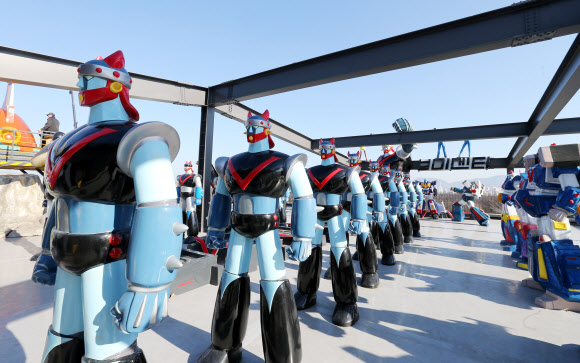 최근 키덜트(Kidult) 문화가 인기다. 유년 시절 즐기던 장난감과 만화를 다시 찾아 즐기는 성인이 점점 많아지고 있다. 추억의 만화영화 ‘로보트 태권브이’를 만날 수 있는 체험형 박물관이 서울 고덕동에 들어섰다. 한강변에 위치한 복합문화공간 스테이지28에 자리 잡은 ‘브이센터 라이브 뮤지엄’은 로보트 태권브이를 주제로 온 가족이 함께 즐길 수 있는 체험형 테마파크로 2015년 10월 15일 개장했다.  연합뉴스