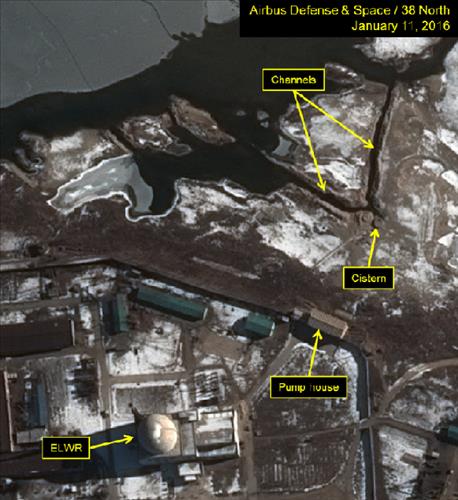 북한 영변에 신축 중인 실험용 경수로(ELWR) 공사장에서 최근 완공된 냉각수로(Channels) 2개. 사진=38노스 캡처