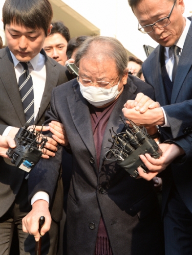 조석래 효성그룹 회장이 15일 오후 징역 3년과 벌금 1365억원을 선고받은 뒤 직원들의 부축을 받으며 서울 서초동 서울중앙지방법원 청사를 나서고 있다.<br>손형준 기자 boltagoo@seoul.co.kr