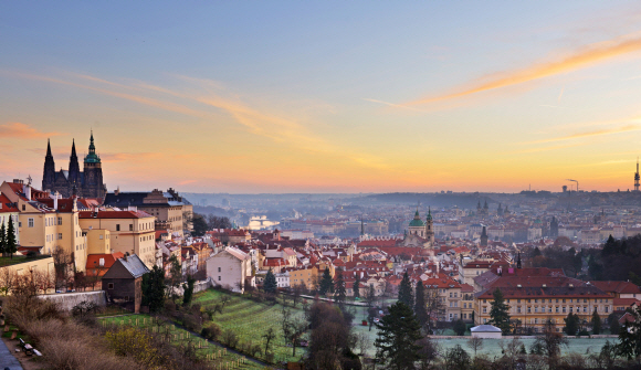 페트르진 언덕에서 굽어본 프라하 시내 모습. 체코 관광청이 꼽은 ‘프라하 톱10’ 풍경 가운데 하나다. 새벽녘에 방문하길 권한다.