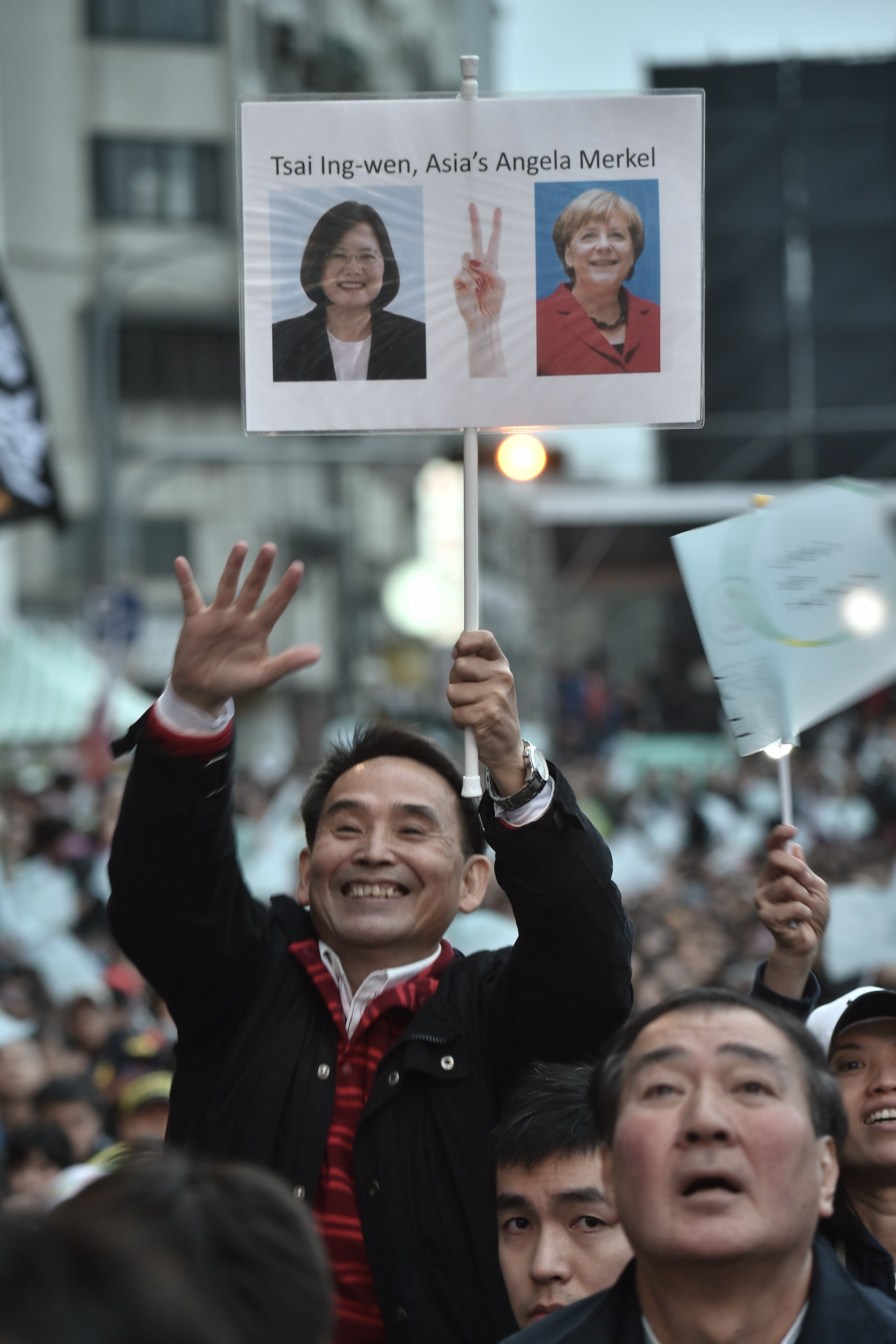 민진당(DPP) 차이잉원 주석의 지지자가 대만 최초의 여성총통을 기원하며 환하게 웃어보이고 있다. ⓒAFPBBNews=News1