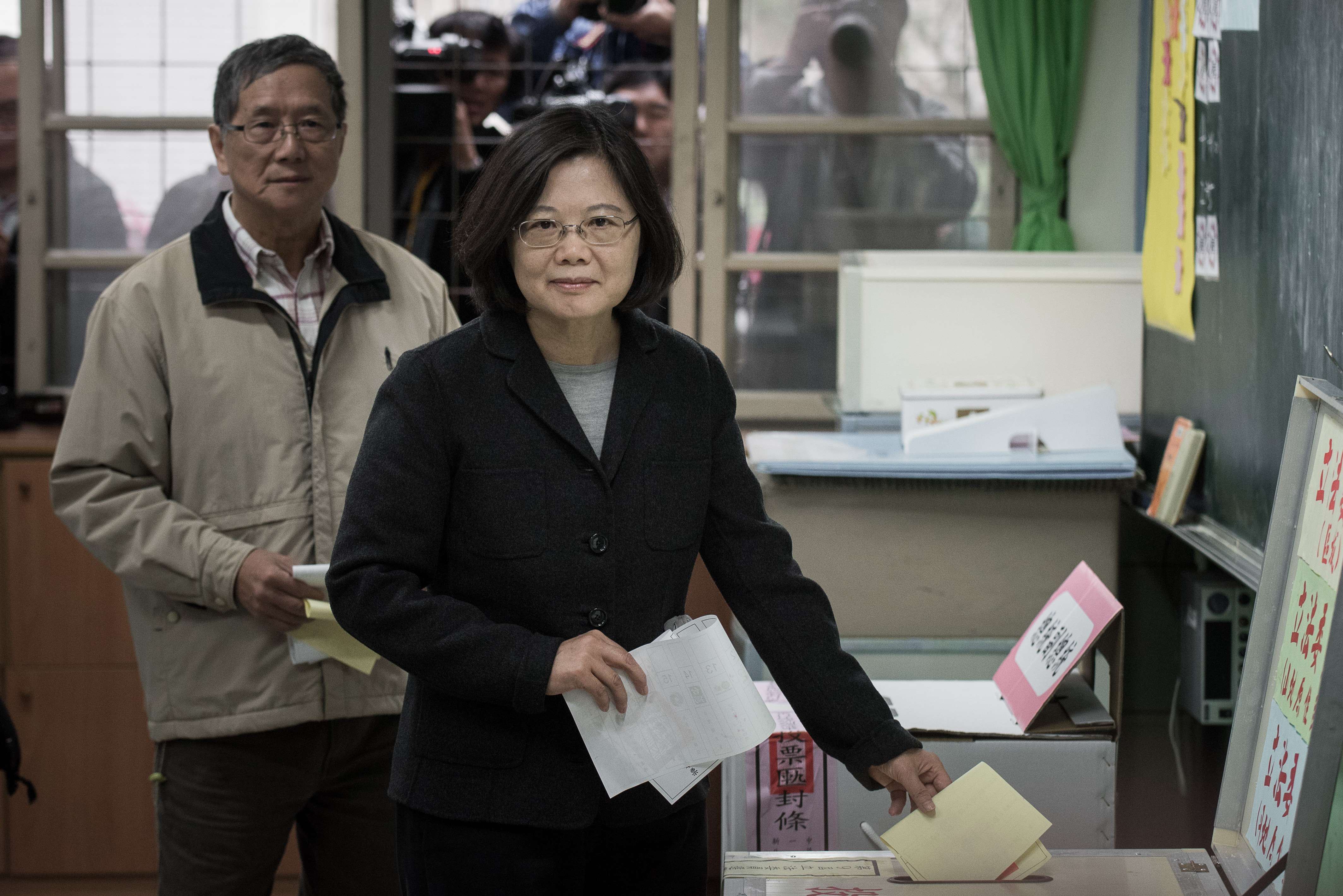 야당 민진당(DPP) 차이잉원 주석이 16일 대만 총통선거에서 자신의 한 표를 행사하고 있다. ⓒAFPBBNews=News1