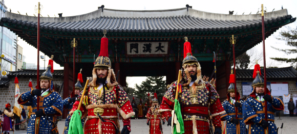 일일 수문장이 된 서울신문 강신(앞줄 오른쪽) 기자가 지난 14일 서울 중구 정동 덕수궁 앞에서 지휘봉을 들고 수문장 교대식을 체험하고 있다. 박윤슬 기자 seul@seoul.co.kr