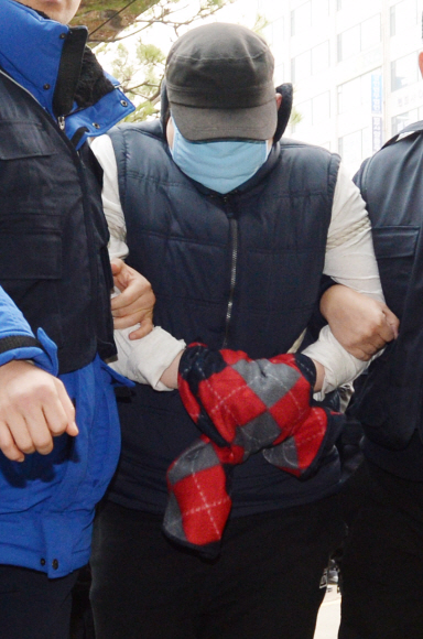 아들의 시신을 훼손하고 냉동 보관한 혐의를 받고 있는 최모(34)씨가 17일 영장실질심사를 받기 위해 인천지법 부천지원에 들어서고 있다. 손형준 기자 boltagoo@seoul.co.kr