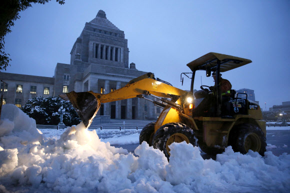 도쿄에 6㎝ 이상 적설…출근길 교통 대란