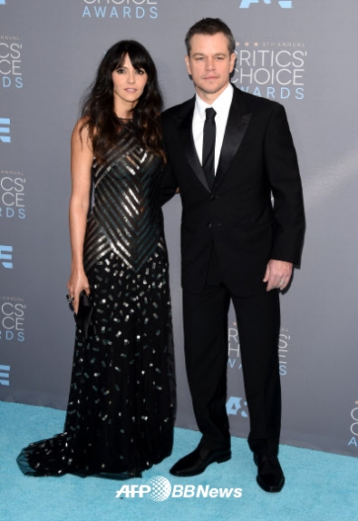 배우 맷 데이먼(오른쪽)과 부인 루치아나 바로소가 17일(현지시간) 미국 캘리포니아주 산타 모니카에서 열린 21회 ‘크리틱스 초이스 어워즈(Critics’ Choice Awards)’에 참석했다.<br>ⓒ AFPBBNews=News1
