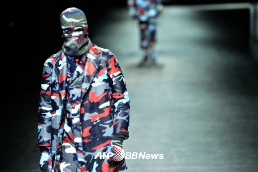 17일(현지시간) 이탈리아 밀라노에서 열린 ‘밀라노 패션 위크’ 몽클레르 감므 블루 16/17 남성 가을겨울 컬렉션 쇼에서 모델이 런웨이를 걷고 있다.<br>ⓒ AFPBBNews=News1