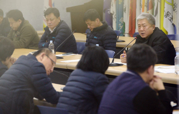 김동만(뒷줄 오른쪽) 한국노총 위원장.  정연호 기자 tpgod@seoul.co.kr