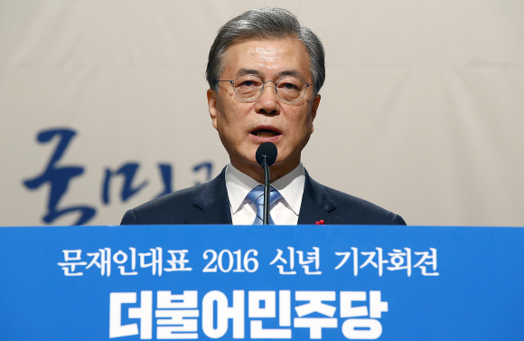 19일 더불어민주당 문재인 대표가 국회 의원회관에서 가진 신년 기자회견에서 문 대표는“선대위가 안정되는대로 당 대표직서 물러날 것”이라고 사퇴 의사를 밝혔다.  박지환 기자 popocar@seoul.co.kr