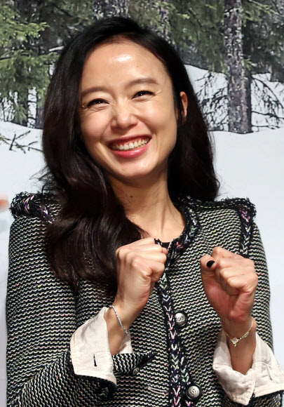 배우 전도연이 19일 오전 서울 강남구 CGV 압구정점에서 열린 영화 ‘남과 여’ 제작발표회에서 포즈를 취하고 있다.  연합뉴스