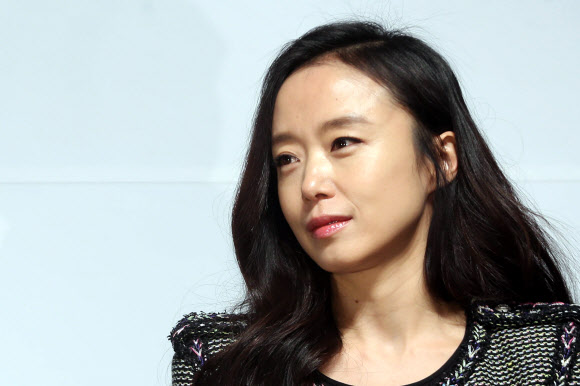 배우 전도연이 19일 오전 서울 강남구 CGV 압구정점에서 열린 영화 ‘남과 여’ 제작발표회에서 질문을 듣고 있다.  연합뉴스