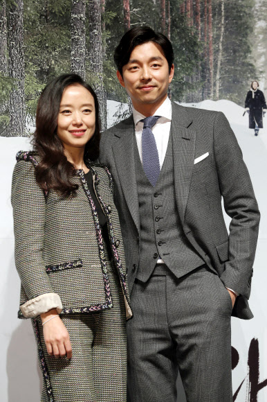 배우 전도연(왼쪽)과 공유가 19일 오전 서울 강남구 CGV 압구정점에서 열린 영화 ‘남과 여’ 제작발표회에서 포즈를 취하고 있다.  연합뉴스