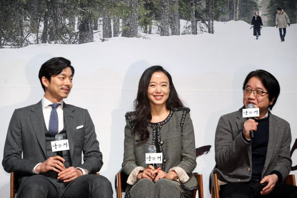 19일 오전 서울 강남구 CGV 압구정점에서 열린 영화 ‘남과 여’ 제작발표회에서 배우 공유(왼쪽부터), 전도연, 이윤기 감독이 질문에 답하고 있다. 연합뉴스