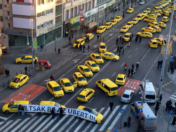 “우버 반대” 도로 점거한 헝가리 택시들 