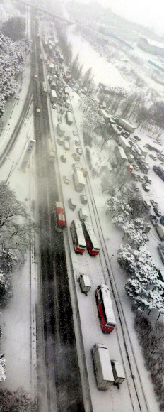 모스크바보다 추웠던 날… 26중 충돌 사고 ‘雪雪’ 