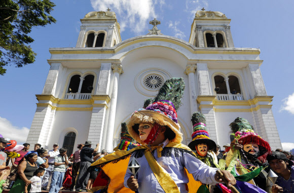 니카라과 카라소주 디리암바시에서 열린 ‘성 세바스티안 축제(San Sebastian festivity)’에서 전통 풍자극인 마초 라톤(Macho Raton)를 공연하는 댄서들이 탈을 쓰고 있다. ⓒ AFPBBNews=News1