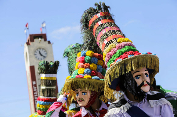 니카라과 카라소주 디리암바시에서 열린 ‘성 세바스티안 축제(San Sebastian festivity)’에서 전통 풍자극인 마초 라톤(Macho Raton)를 공연하는 댄서들이 탈을 쓰고 있다. ⓒ AFPBBNews=News1