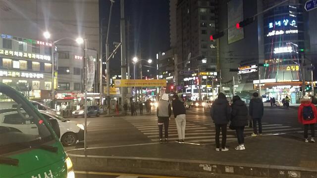 서울 관악구 신림역 사거리 부근 횡단보도에서 19일 가출 청소년 2명(왼쪽)이 신호를 기다리며 서 있다.