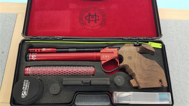 진종오가 스위스 제작업체에 특별 주문해 제작한 권총. 박병택 대표팀 코치 제공