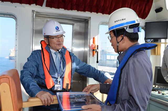 이승훈(왼쪽) 한국가스공사 사장이 삼척생산기지를 찾아 현장 안전 점검을 실시하고 있다.  한국가스공사 제공 
