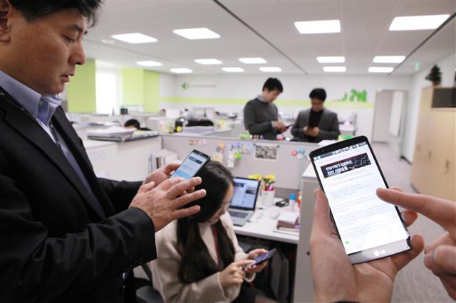 LG그룹 직원들이 스마트폰과 개인컴퓨터(PC)를 통해 민생구하기 입법을 촉구하는 서명운동에 참여하고 있다. LG그룹 제공 
