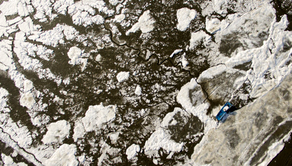 전국적으로 기록적인 한파가 몰아닥친 24일 오전 인천시 중구 예단포선착장 앞바다가 얼어있다. 연합뉴스