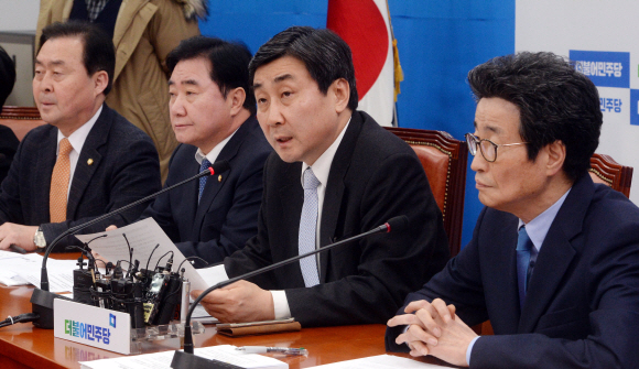 더불어민주당 이종걸 원내대표가 26일 국회에서 열린 원내대책회의에서 모두발언을 하고 있다. 이종원 선임기자 jongwon@seoul.co.kr