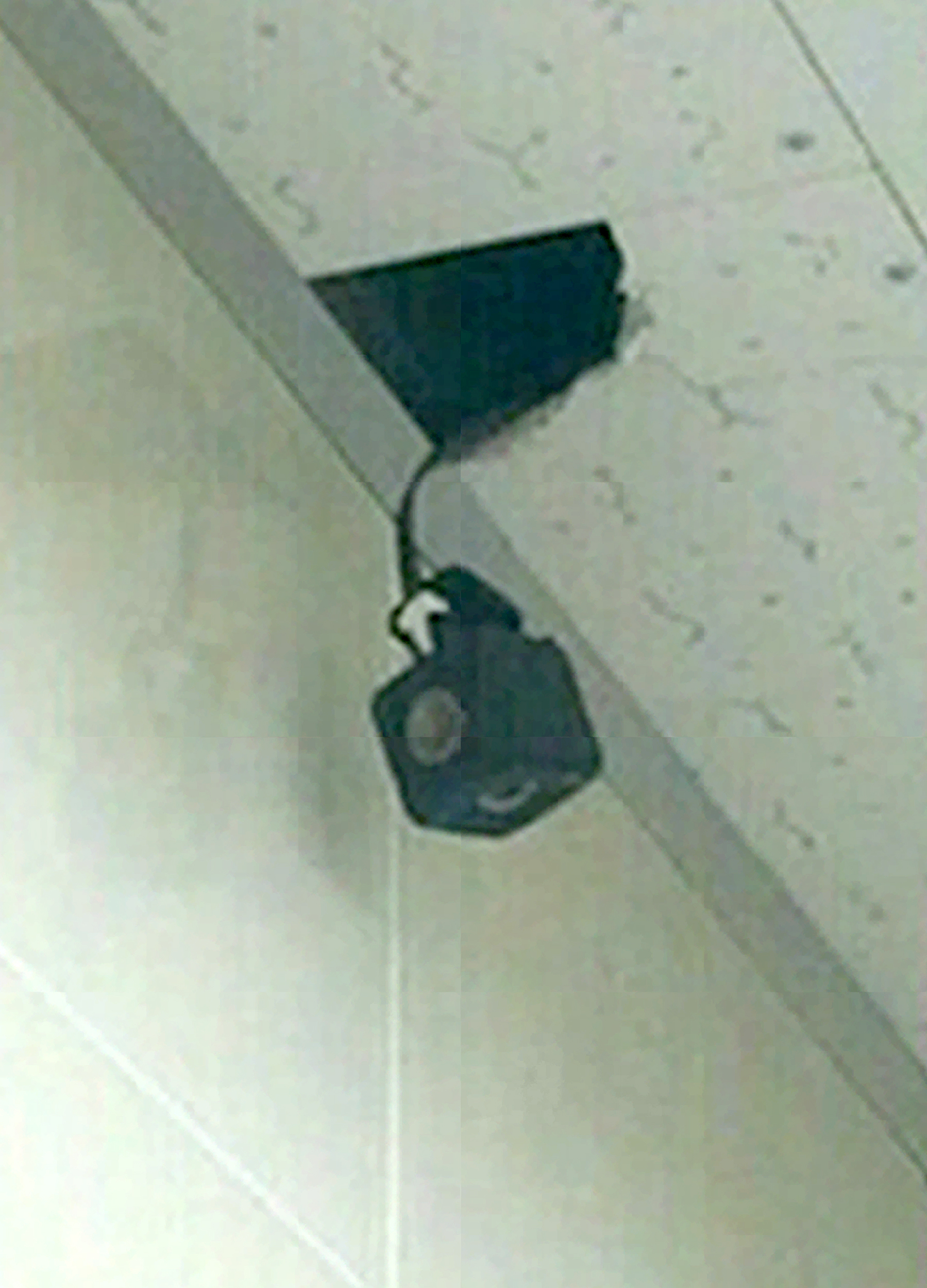 울산동부경찰서가 26일 울산    동구의 한 대기업 여자화장실에서 발견해 수사에 착수한 몰래카메라. <<독자 제공>>