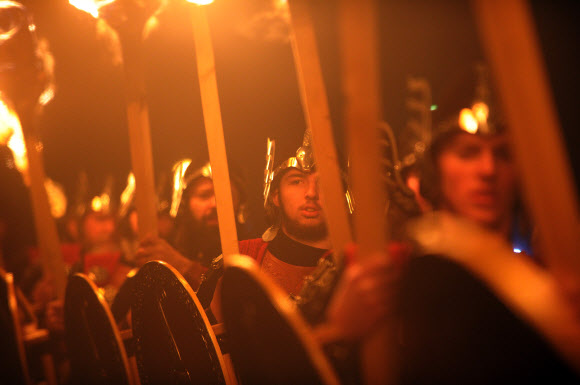 26일(현지시간) 영국 스코틀랜드 세틀랜드섬 러윅에서 열린 ‘업 헬리 아( Up Helly Aa)’ 참가자들이 바이킹 분장을 하고 축제를 벌이고 있다. ⓒ AFPBBNews=News1