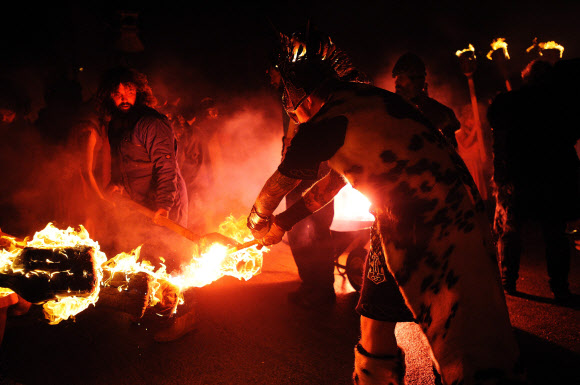 26일(현지시간) 영국 스코틀랜드 세틀랜드섬 러윅에서 열린 ‘업 헬리 아( Up Helly Aa)’ 참가자들이 바이킹 분장을 하고 축제를 벌이고 있다. ⓒ AFPBBNews=News1