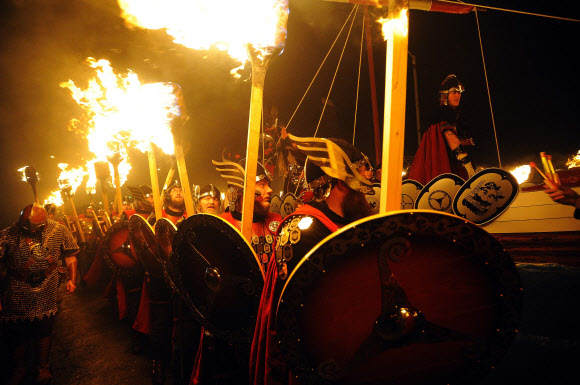 26일(현지시간) 영국 스코틀랜드 세틀랜드섬 러윅에서 열린 ‘업 헬리 아( Up Helly Aa)’ 참가자들이 바이킹 분장을 하고 축제를 벌이고 있다. ⓒ AFPBBNews=News1