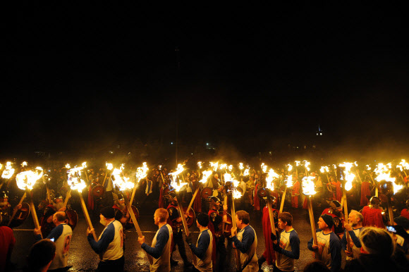 26일(현지시간) 영국 스코틀랜드 세틀랜드섬 러윅에서 열린 ‘업 헬리 아( Up Helly Aa)’ 참가자들이 바이킹 분장을 하고 축제를 벌이고 있다. ⓒ AFPBBNews=News1