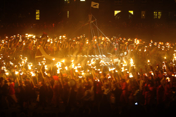 26일(현지시간) 영국 스코틀랜드 세틀랜드섬 러윅에서 열린 ‘업 헬리 아( Up Helly Aa)’ 참가자들이 바이킹 분장을 하고 축제를 벌이고 있다. ⓒ AFPBBNews=News1