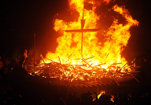 26일(현지시간) 영국 스코틀랜드 세틀랜드섬 러윅에서 열린 ‘업 헬리 아( Up Helly Aa)’ 참가자들이 바이킹 분장을 하고 축제를 벌이고 있다. ⓒ AFPBBNews=News1