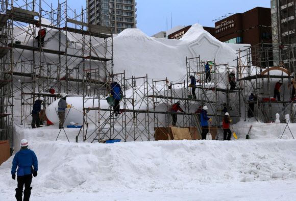 삿포로 눈 축제…눈으로 만드는 신칸센
