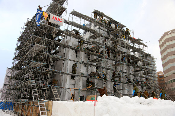삿포로(札晃) 눈 축제를 앞두고 일본 홋카이도(北海道) 삿포로시 오도리(大通り)에 마련된 행사장에서 27일 육상 자위대원들이 마카오의 세인트 폴 대성당 모양으로 눈 조각상을 만들고 있다.  연합뉴스