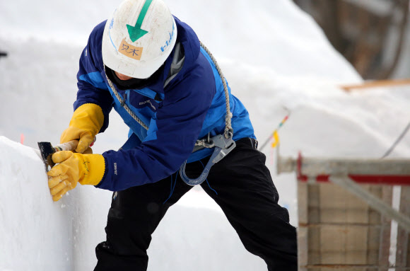 삿포로 눈축제 준비…눈벽 다듬기