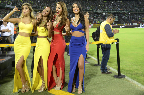 27일(현지시간) 콜롬비아 메델린의 아타나시오 히라르도트 스타디움에서 열린 아틀레티코 나시오날과 데포르티보 칼리의 수페르리가 결승전에서 모델들이 기념 촬영을 하고 있다. ⓒ AFPBBNews=News1