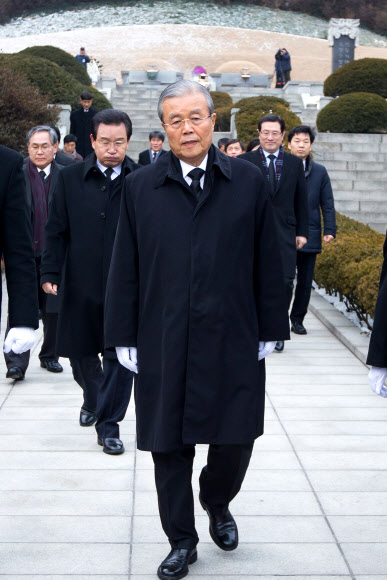 더불어민주당 김종인 비상대책위원장이 비대위원들과 28일 오전 동작구 국립현충원을 방문 박정희 전 대통령의 묘역을 참배하고 있다. 연합뉴스