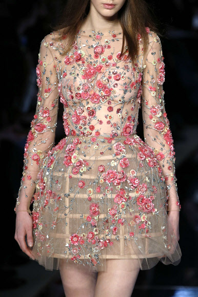 27일(현지시간) 프랑스 파리에서 열린 2016 봄/여름 오트 쿠튀르 컬렉션 무대에서 주하이르 무라드의 의상을 입은 모델이 런웨이를 걷고 있다. ⓒ AFPBBNews=News1