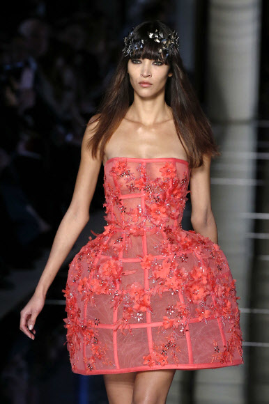 27일(현지시간) 프랑스 파리에서 열린 2016 봄/여름 오트 쿠튀르 컬렉션 무대에서 주하이르 무라드의 의상을 입은 모델이 런웨이를 걷고 있다. ⓒ AFPBBNews=News1