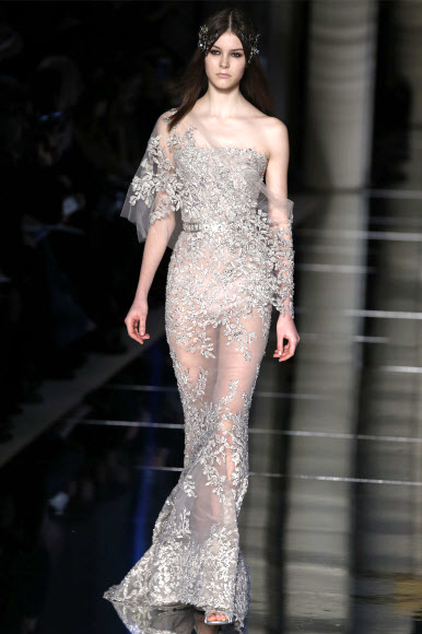 27일(현지시간) 프랑스 파리에서 열린 2016 봄/여름 오트 쿠튀르 컬렉션 무대에서 주하이르 무라드의 의상을 입은 모델이 런웨이를 걷고 있다. ⓒ AFPBBNews=News1